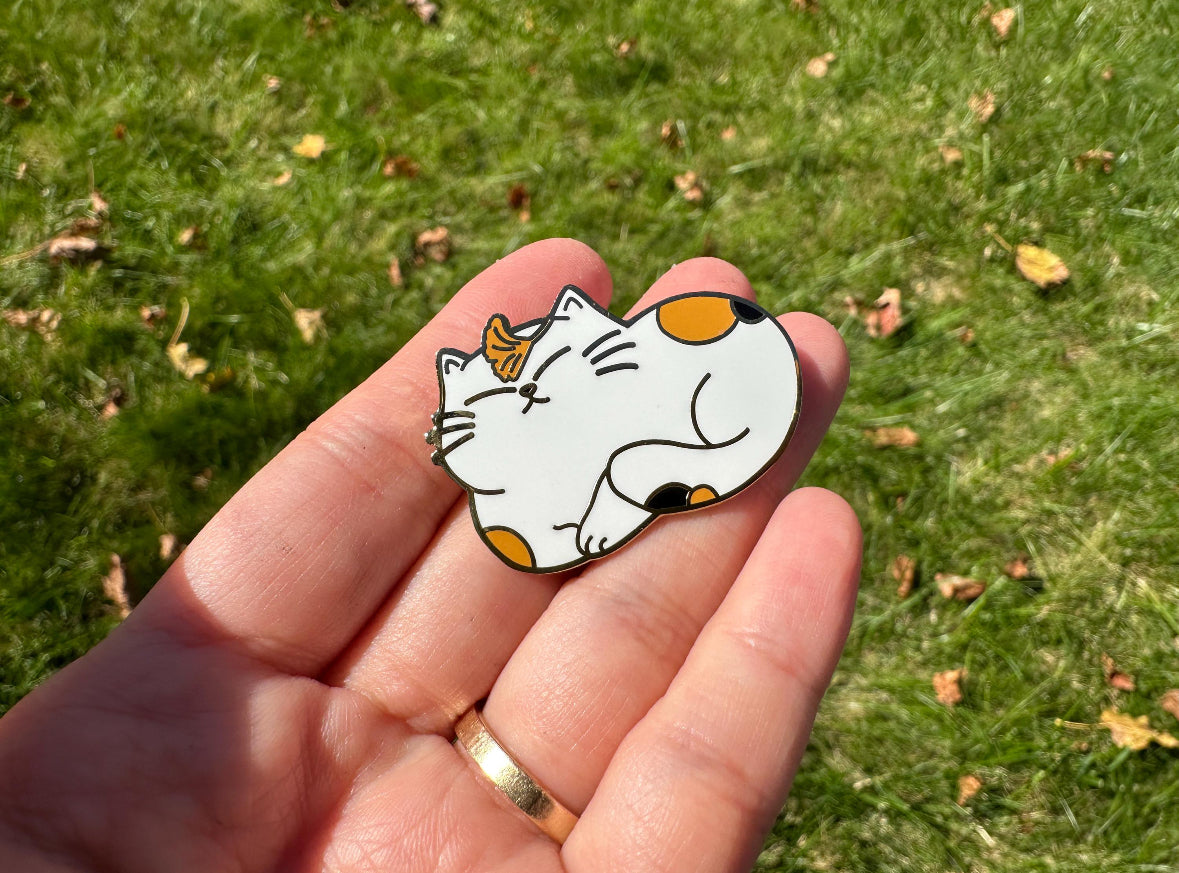 White Cat And Gingko Leaf Hard Enamel Pin